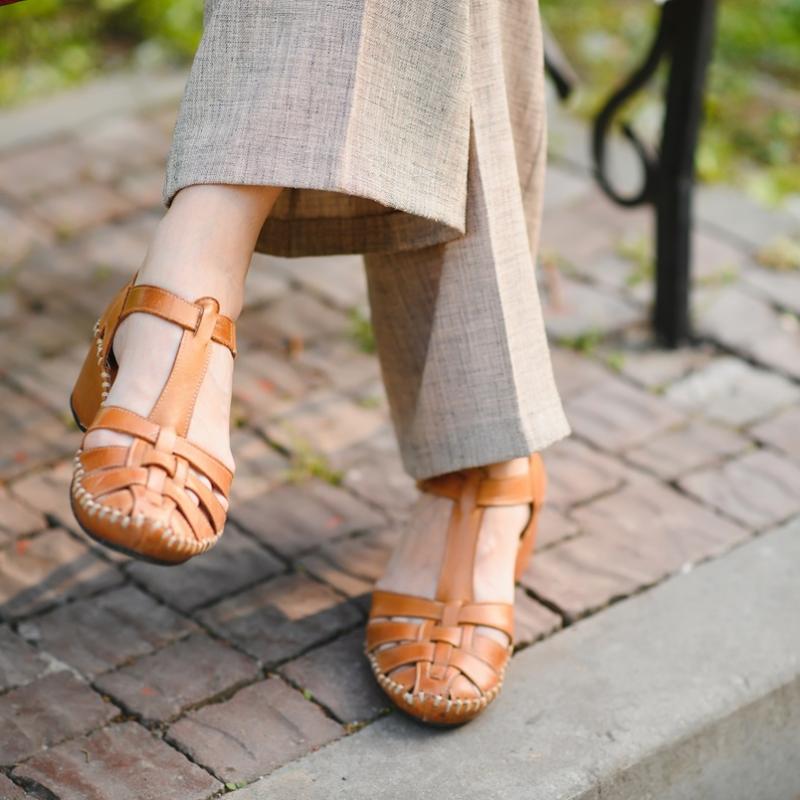 Why do people prefer  leather sandals ?