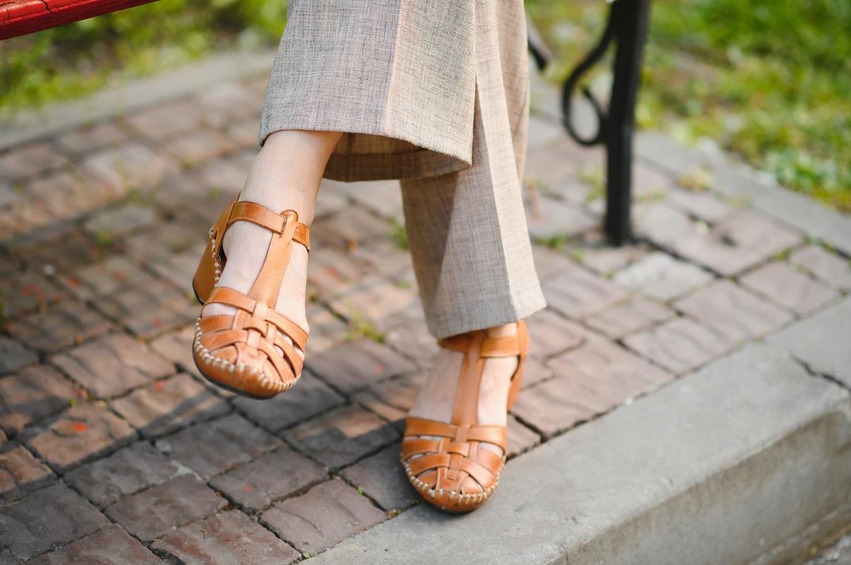 Why do people prefer  leather sandals ?